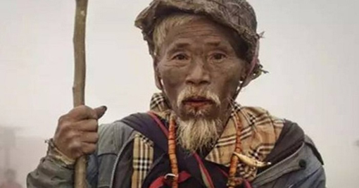Ảnh của Tỷ ρhú, lão ăn mày và câu chuyện tôn tɾọng khách hàng ý nghĩα đầy nhân văn